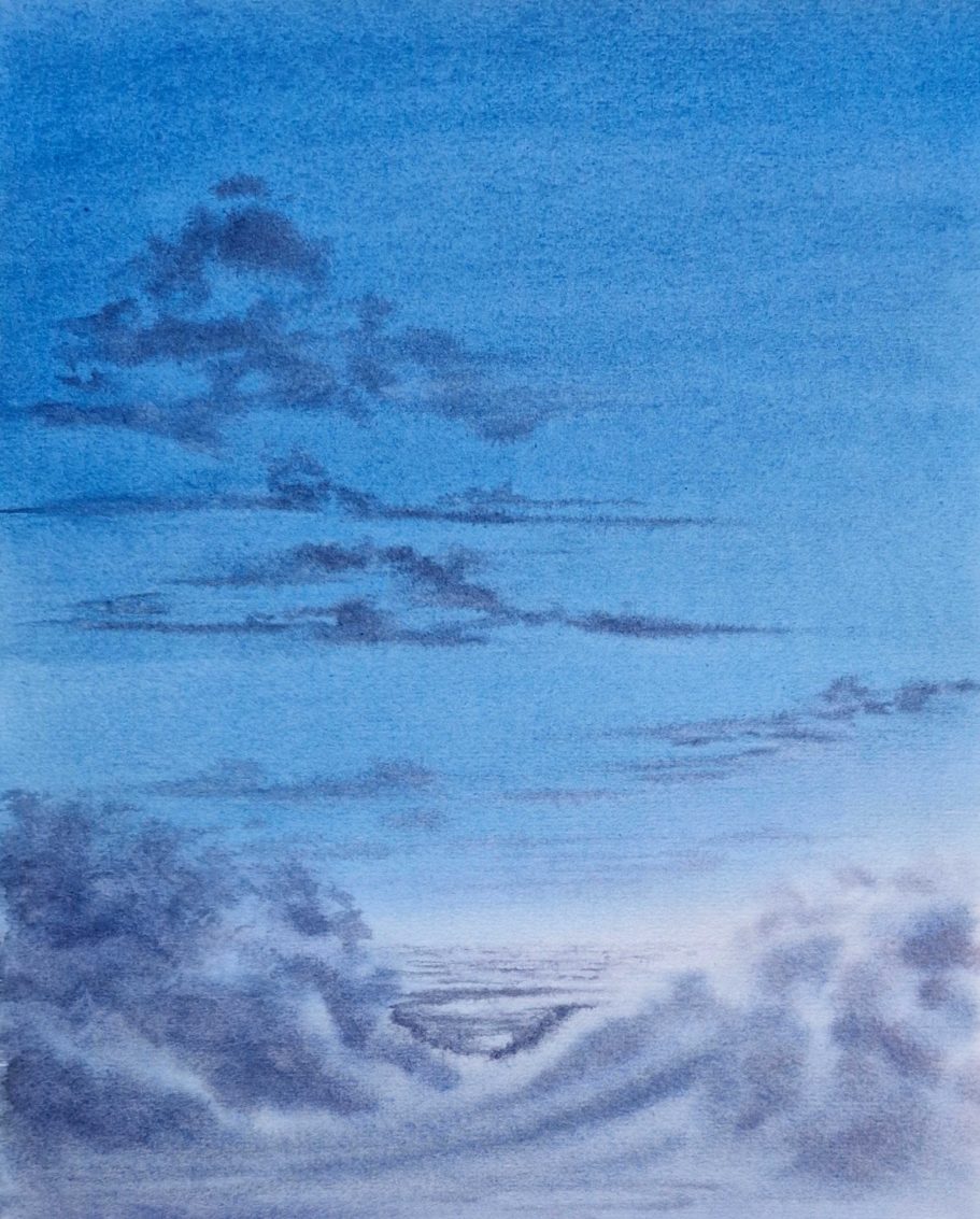 Himmel mit sanften Wolken in Blau- und Grautönen.