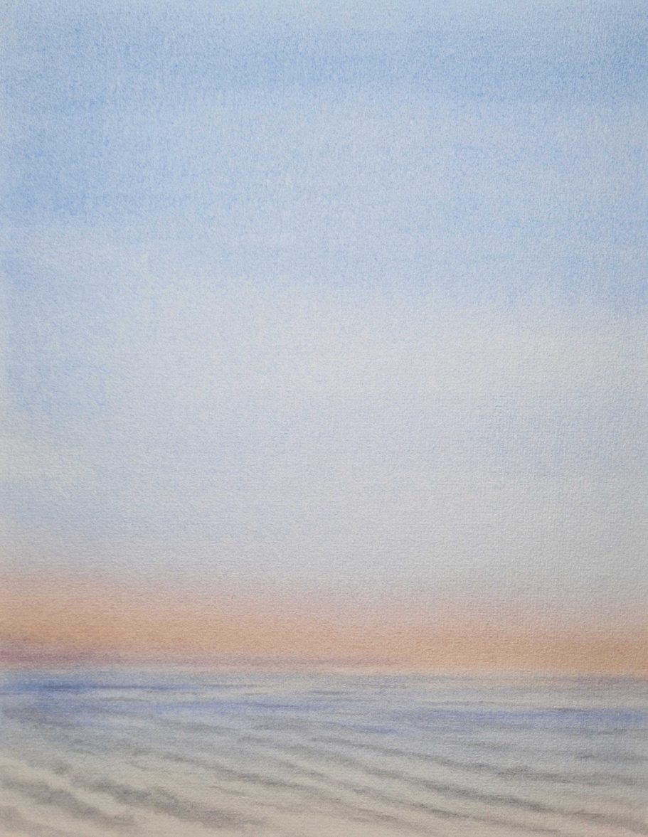 Sanfter Himmel über ruhigem Wasser mit sanften Wellen und warmen Farbtönen.