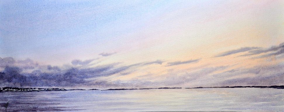 Sanfte Farben eines Sonnenuntergangs über dem ruhigen Wasser und bewölkten Himmel.