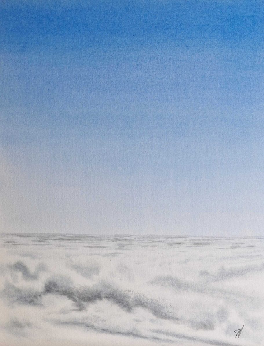 Weiße, wolkenartige Formen auf schneebedecktem Boden, Himmel in hellem Blau.