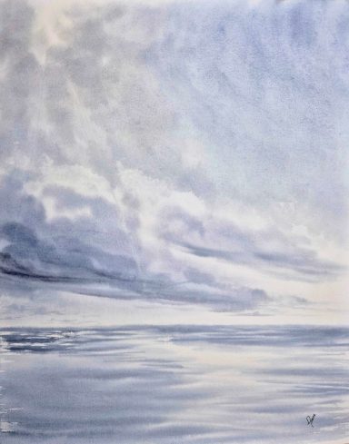 Himmel mit dunklen Wolken über ruhiger Wasseroberfläche, sanfte Farbtöne von Blau und Grau.