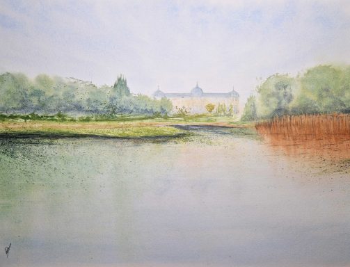 Ein ruhiges Landschaftsbild mit einem Schloss und reflektierendem Wasser im Vordergrund.
