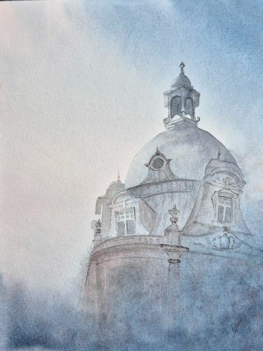 Historische Kuppel mit verzierten Details vor einem sanften, blauen Hintergrund.