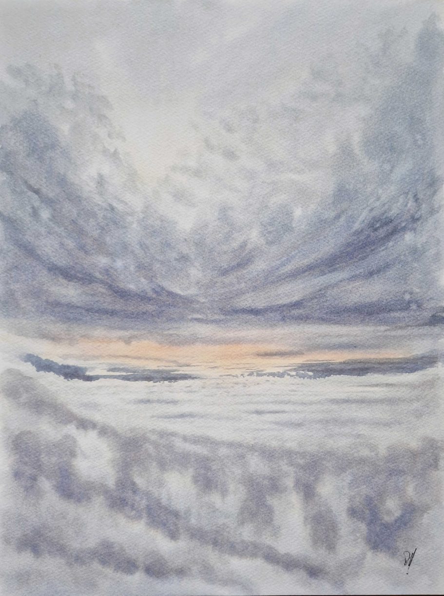 Wolkiger Himmel über einem ruhigen, lichtdurchfluteten Horizont.