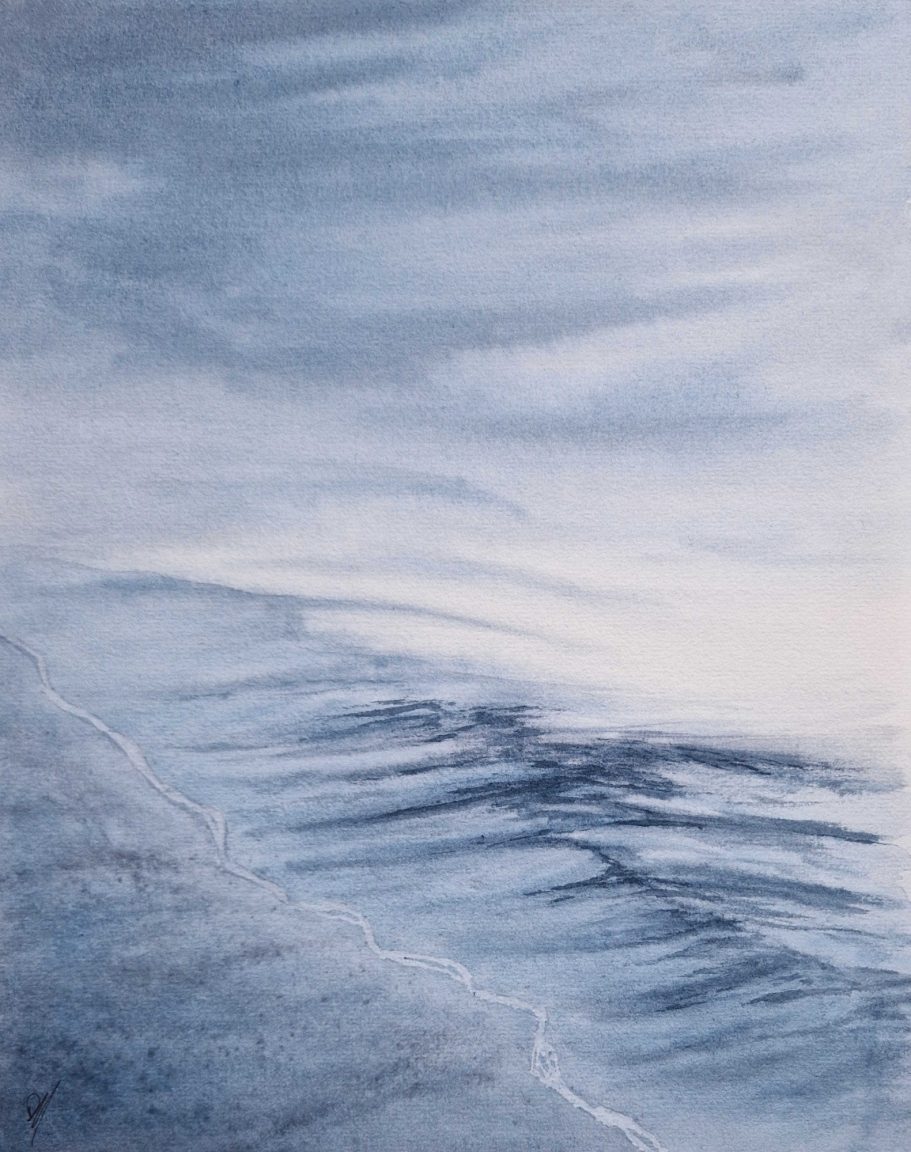 Blau-weiße Landschaft mit sanften Wellen und wolkenverhangenem Himmel.