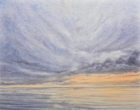 Wolkenformationen über einem ruhigen Gewässer bei Sonnenuntergang.