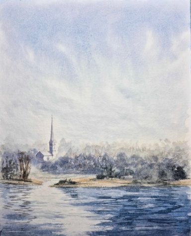 Eine Auenlandschaft mit einem Fluss, umgeben von Bäumen und einer Kirche im Hintergrund.