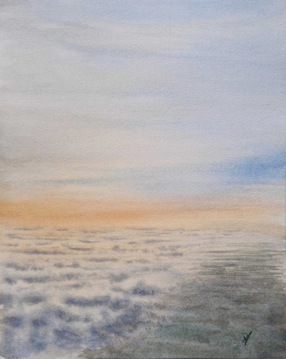 Himmelslandschaft mit sanften Wolken und einem hellen Farbverlauf am Horizont.