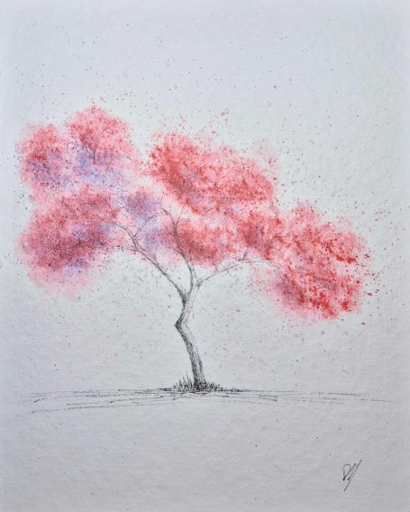 Blühender Baum mit rosa Blüten auf einem sanften, hellen Hintergrund.